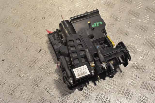 Коробка запобіжників A2045403650 MERCEDES