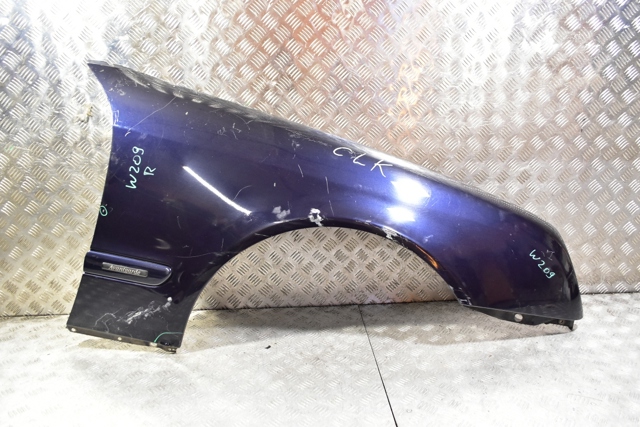 Переднє праве крило A2098800418 MERCEDES