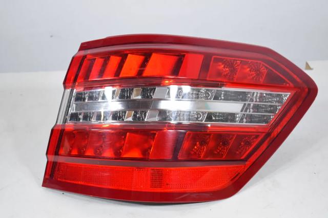 Задній правий зовнішній ліхтар A2128204064 MERCEDES