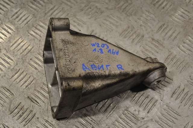 Кронштейн подушки (опори) двигуна, правої A2712230804 MERCEDES