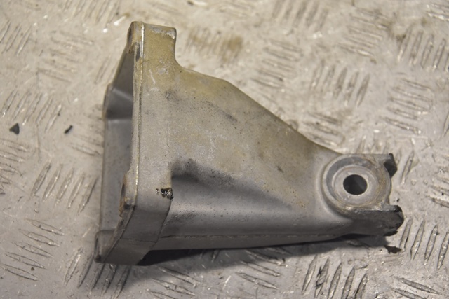 Кронштейн подушки (опори) двигуна, правої A6012233504 MERCEDES