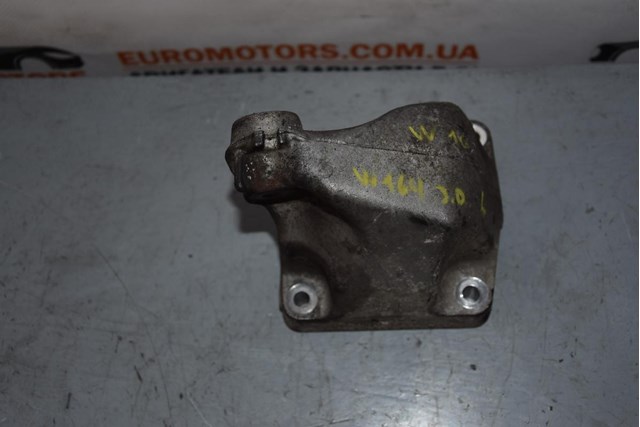 Кронштейн подушки (опори) двигуна, лівої A6422230204 MERCEDES