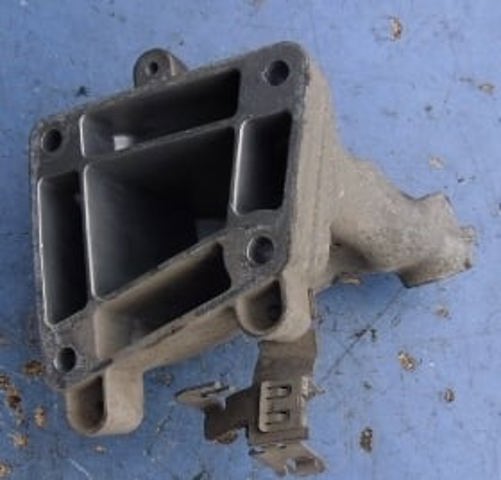 Кронштейн подушки (опори) двигуна, правої A6422230304 MERCEDES