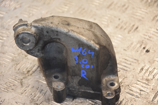 Кронштейн подушки (опори) двигуна, правої A6422230304 MERCEDES