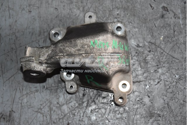 Кронштейн подушки (опори) двигуна, правої A6422233204 MERCEDES