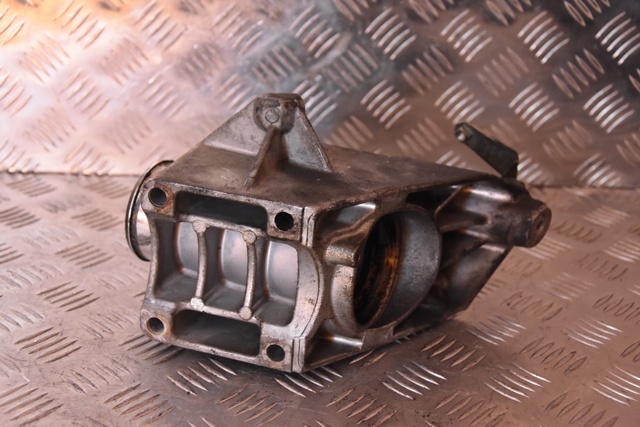 Кронштейн подушки (опори) двигуна, лівої A6462230004 MERCEDES