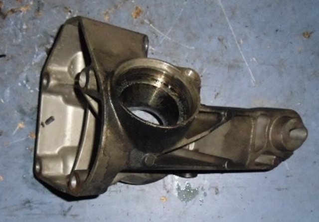 Кронштейн подушки (опори) двигуна, лівої A6462230604 MERCEDES