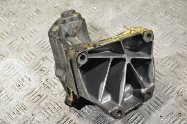 Кронштейн подушки (опори) двигуна, лівої A6512230004 MERCEDES