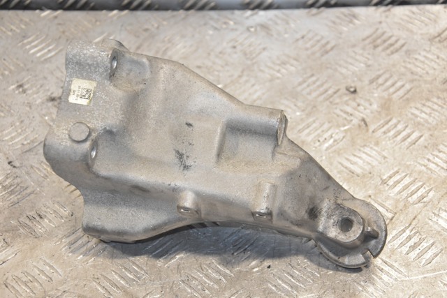 Кронштейн подушки (опори) двигуна, правої A6512233504 MERCEDES