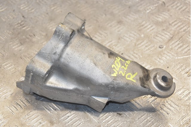 Кронштейн подушки (опори) двигуна, правої A6512233504 MERCEDES
