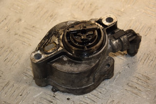 Насос вакуумний D1561A PEUGEOT