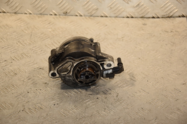Насос вакуумний D1562A PEUGEOT