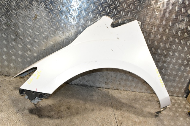 Переднє ліве крило EG2152210F MAZDA