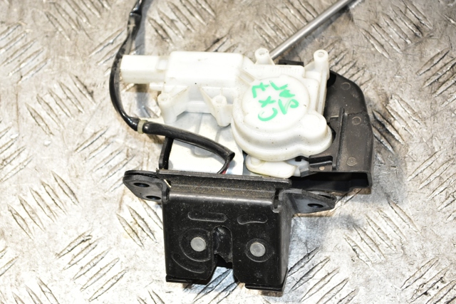 Замок кришки багажника EH1062310 MAZDA