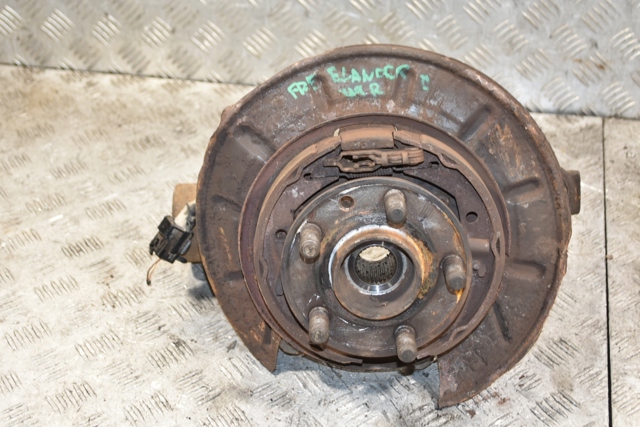 Цапфа права LR001128 LAND ROVER