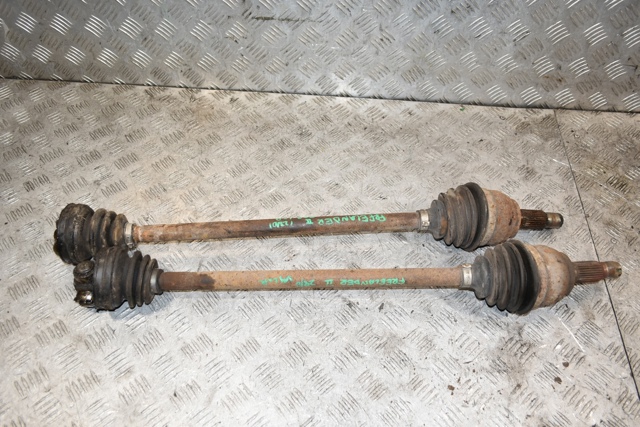 Привід задній LR001160 LAND ROVER