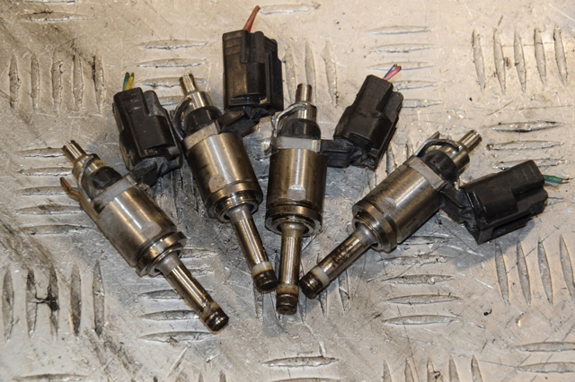 Форсунка дизельна в зборі, розпилювач + тримач PE0113250B MAZDA