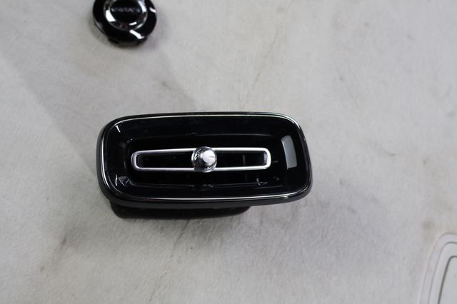 Решітка повітропровода права 31442626 VOLVO