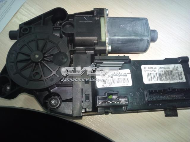 Двигун склопідіймача двері передньої, правої 807309629R RENAULT