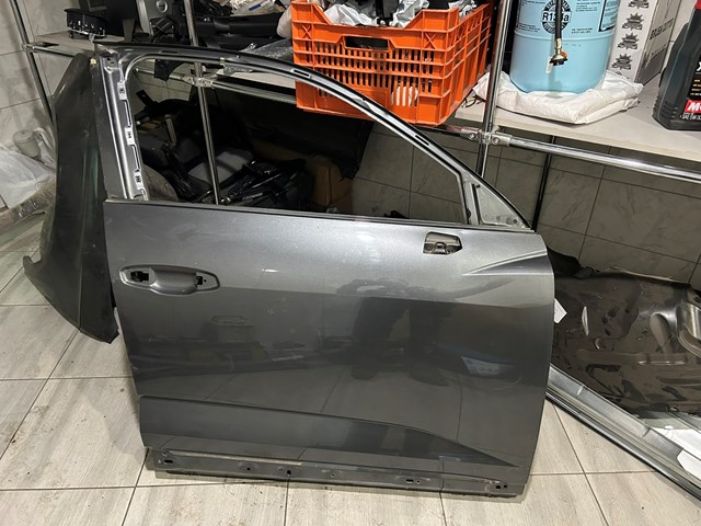 Пасажирські передні двері 83F831052A VAG