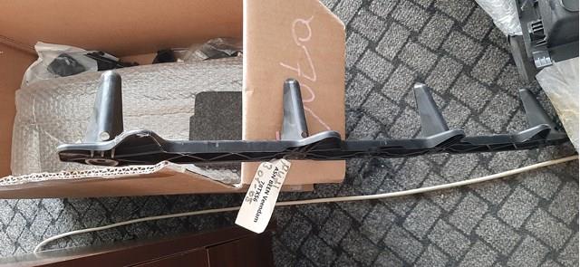 Лівий кронштейн заднього бампера 8P4807861B VAG