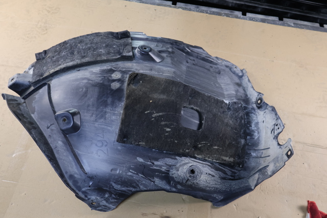 Підкрилок переднього крила, правий задній A2946806003 MERCEDES