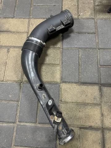 Патрубок повітряний, вихід повітряного фільтра 13717605585 BMW