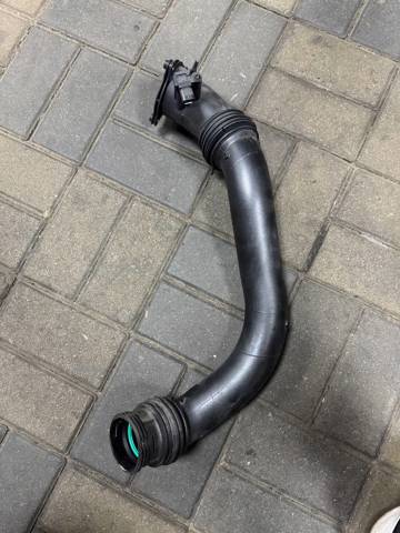 Патрубок повітряний, вхід в турбіну (наддув) 13718601683 BMW