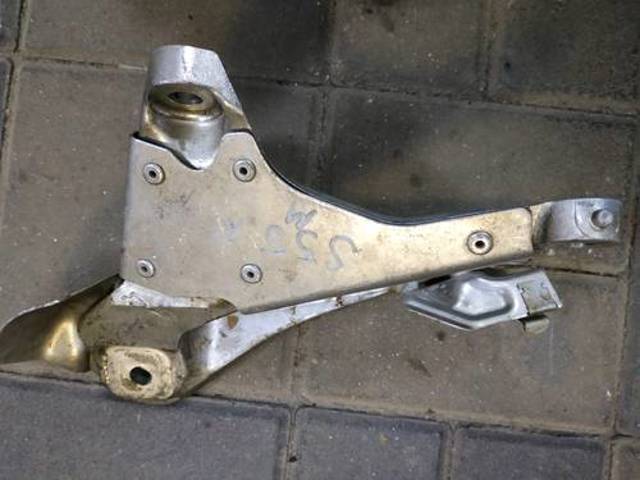 Кронштейн подушки (опори) двигуна, правої 22112284204 BMW