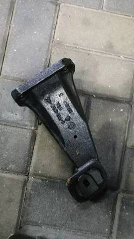 Кронштейн подушки (опори) двигуна, правої 22116761564 BMW