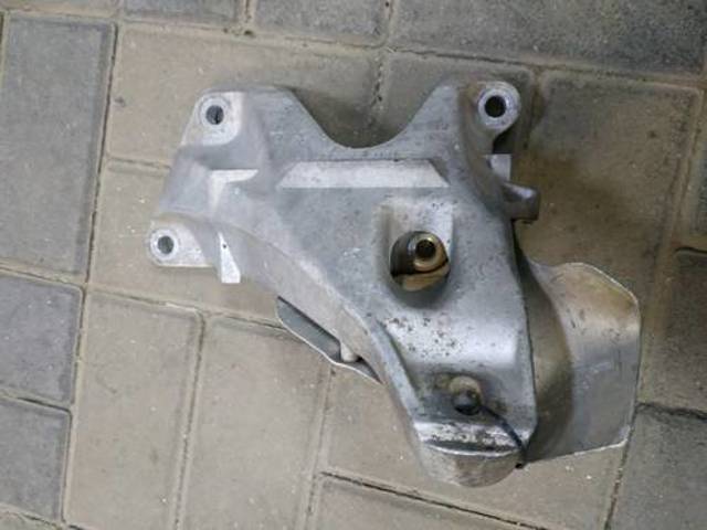 Кронштейн подушки (опори) двигуна, правої 22116779370 BMW