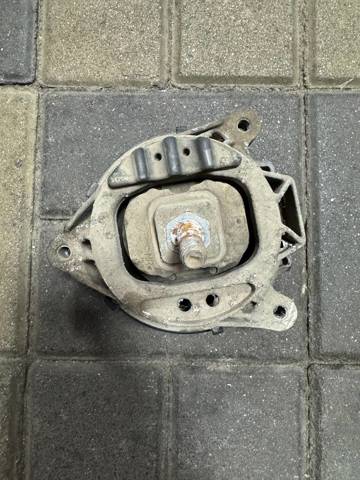 Права опора двигуна 22116787658 BMW
