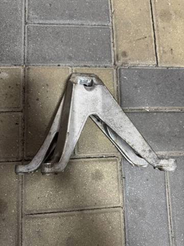 Кронштейн подушки (опори) двигуна, лівої 22116861551 BMW