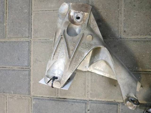 Кронштейн подушки (опори) двигуна, правої 22116882034 BMW