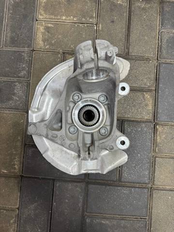 Цапфа поворотна ліва 31216876643 BMW