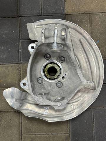 Цапфа передня ліва 31216882597 BMW