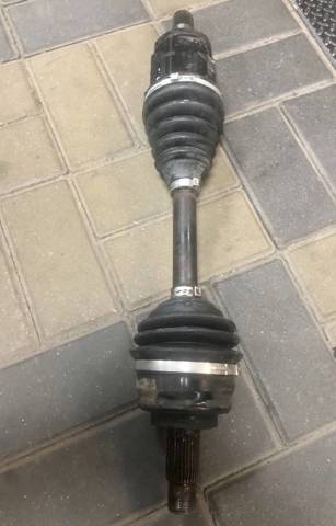 Піввісь передня ліва 31607565313 BMW