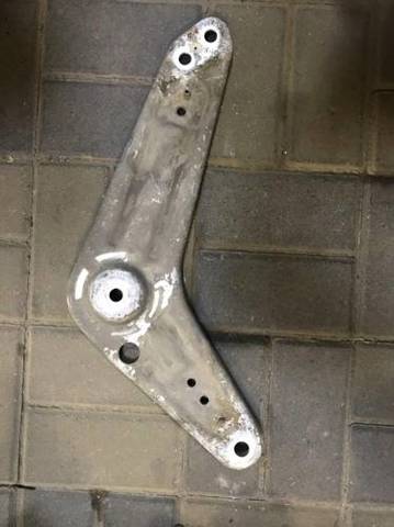 Кронштейн задньої балки 33306885675 BMW