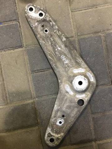 Кронштейн задньої балки 33306885676 BMW