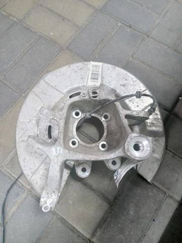 Цапфа поворотна права 33326796498 BMW