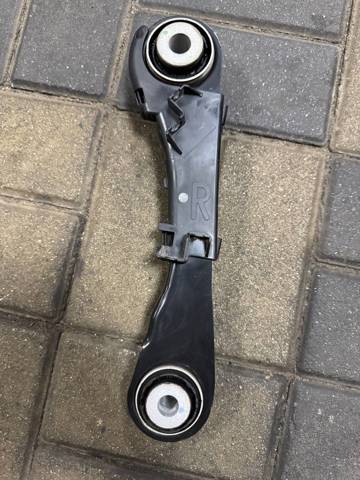 Балансир підвіски задній правий 33326898564 BMW