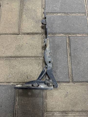 Шарнір капота лівий 41618203275 BMW
