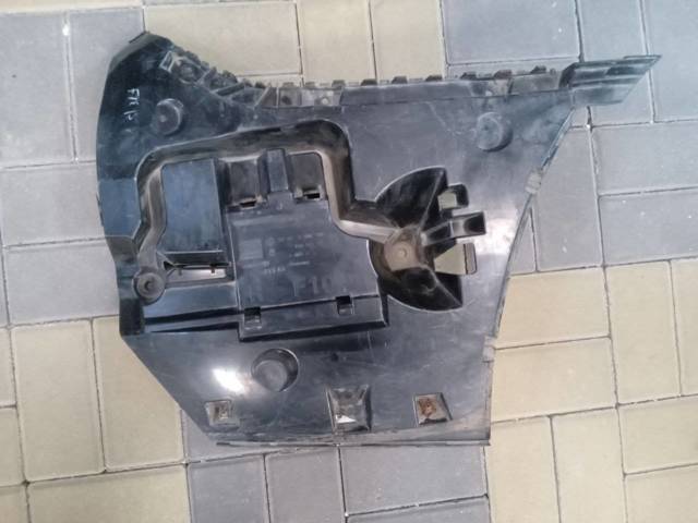 Кронштейн бампера заднього, правий 51127184768 BMW