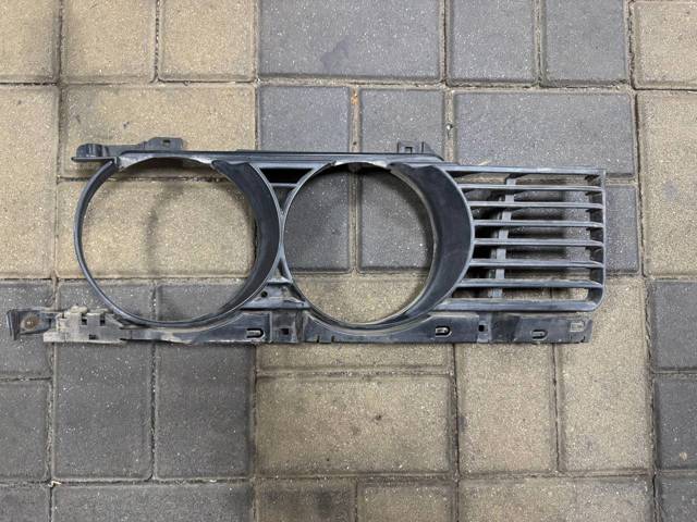 Решітка радіатора права 51131944138 BMW