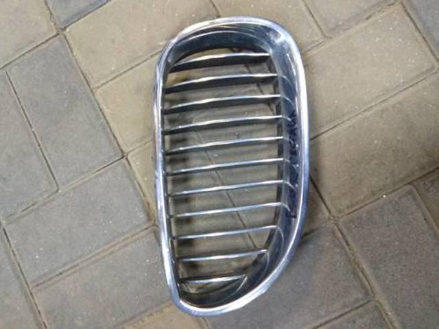 Решітка радіатора права 51137065702 BMW