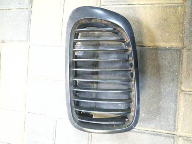 Решітка радіатора ліва 51138208683 BMW