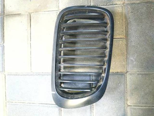 Решітка радіатора права 51138208684 BMW