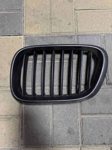 Решітка радіатора ліва 51138402645 BMW