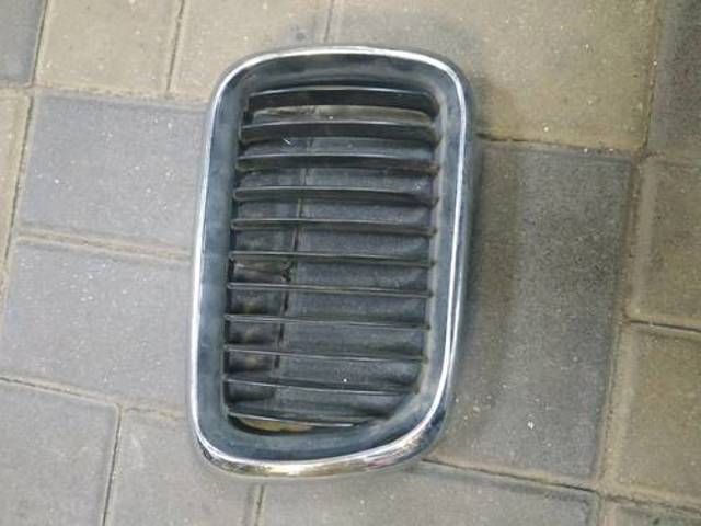 Решітка радіатора права 51138402646 BMW