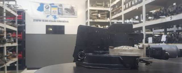 Замок передніх пасажирських дверей 51217202126 BMW